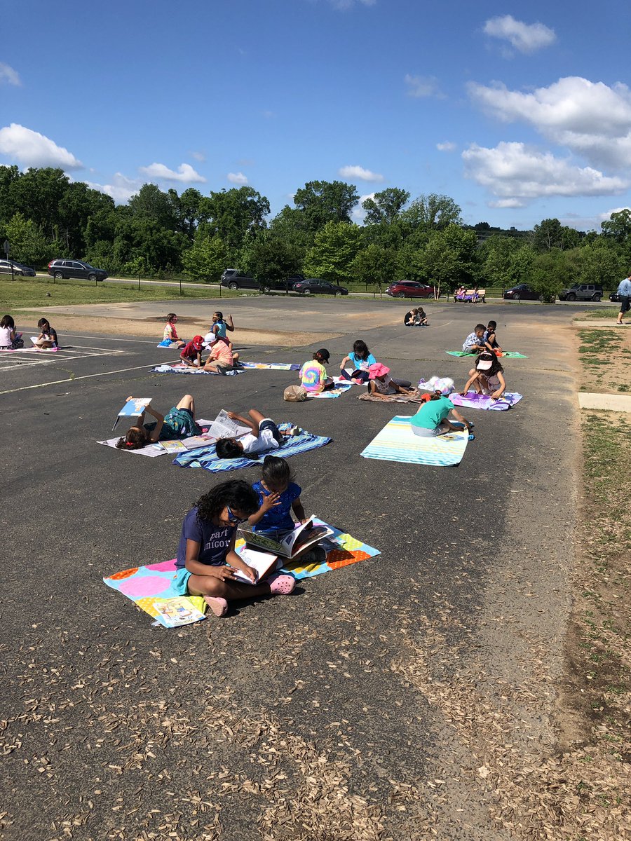 lfarmerteach's tweet photo. A little reading time outside. @PThiessen_LCPS https://t.co/yNq8DXJfNm