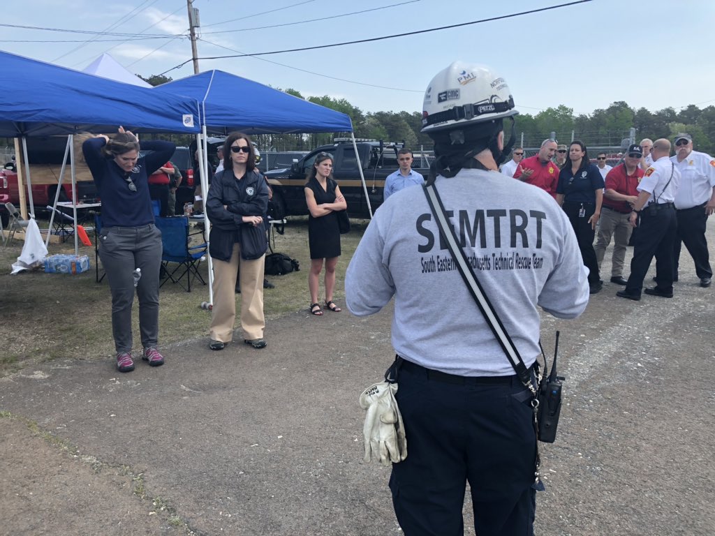 semtrt1's tweet photo. SEMTRT is participating in a large scale training exercise with many other technical rescue teams at Joint Base Cape Cod. Teams are briefing officials from many agencies on the technical rescue assets and teams capabilities. #SEMTRT https://t.co/6UBnPydnth