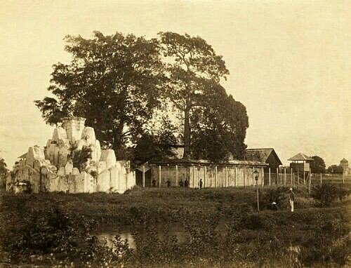 achehsultanate's tweet photo. Makam Sultan Iskandar Thani di Kutaradja ( Bandar Atjeh Darussalam) 

Disebelah Kanan Adalah Gudang Kartrid dan Rumah Bubuk Mesiu Sekitar Tahun 1880-1910. https://t.co/Y806VwVTV8