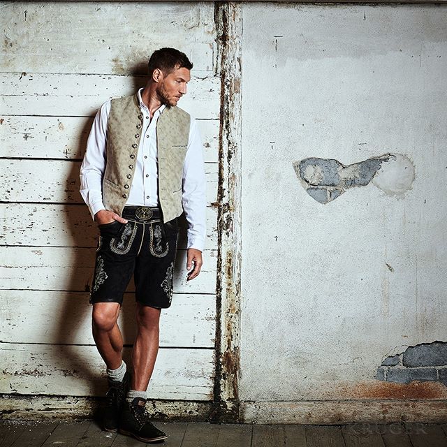 KruegerDirndl's tweet photo. Hey Friday! 🎉 Hier ein toller Trachten-Look für den Mann! 🦌 #dressedinkrüger #Krügerdirndl #Dirndl #Lederhose Johann | Hemd Benji https://t.co/dCcUY7hk1a https://t.co/iGWkpoMr9x