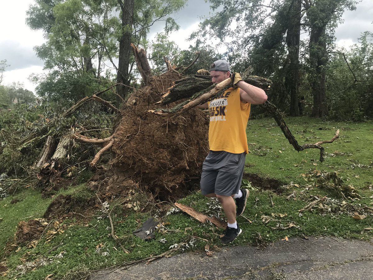 Mollyreednews's tweet photo. Bellbrook High basketball and football teams are out helping Beavercreek homeowners clear their yards of debris @ABC22FOX45 #DaytonStrong https://t.co/6TNR6G0hXe