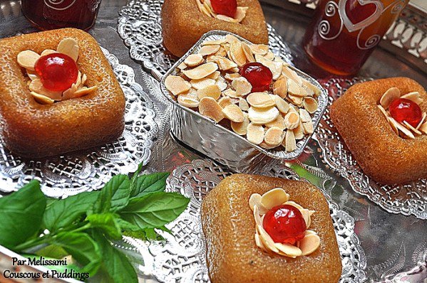KHOBZ EL BEYOriginiare d'Alger, un gâteau qui était très apprécié par les beys d'Alger. Très fondant aux amandes et à la chapelure. Par sa texture, il ressemble aux babas au rhum, cependant, il ne contient pas d'alcool mais un sirop sucré parfumé à l'eau de fleur d'oranger.