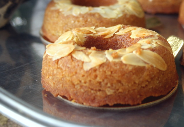 KHOBZ EL BEYOriginiare d'Alger, un gâteau qui était très apprécié par les beys d'Alger. Très fondant aux amandes et à la chapelure. Par sa texture, il ressemble aux babas au rhum, cependant, il ne contient pas d'alcool mais un sirop sucré parfumé à l'eau de fleur d'oranger.