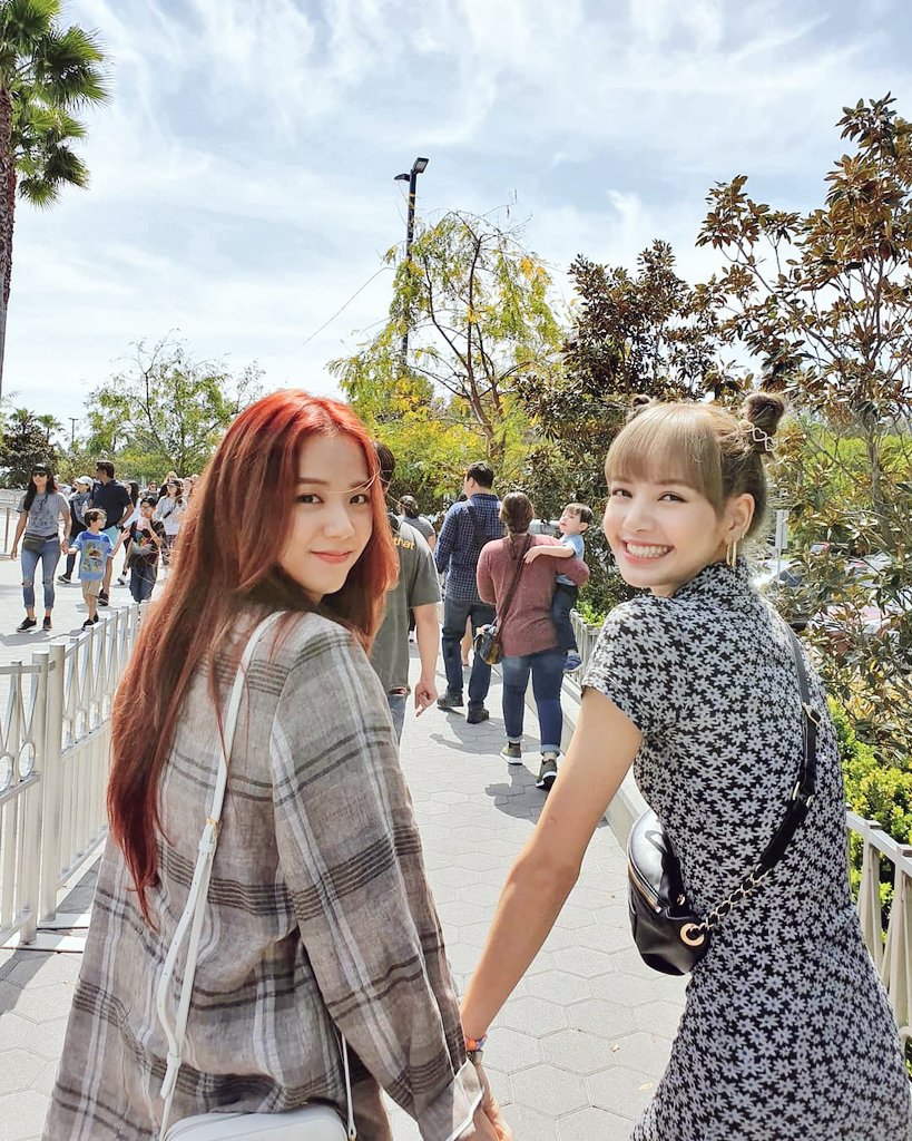 lalisamyflower's tweet photo. Thanks to her unconditional sisters Jisoo, Jennie and Rosé for #AlwaysStayWithLalisa. Thank you girls for making her feel at home, safe and loved all the time. Thank you babies for teaching her things that will help her grow as a person, woman and artist. Thank you sm BLACKPINK♥ https://t.co/MtDu9sHmpJ