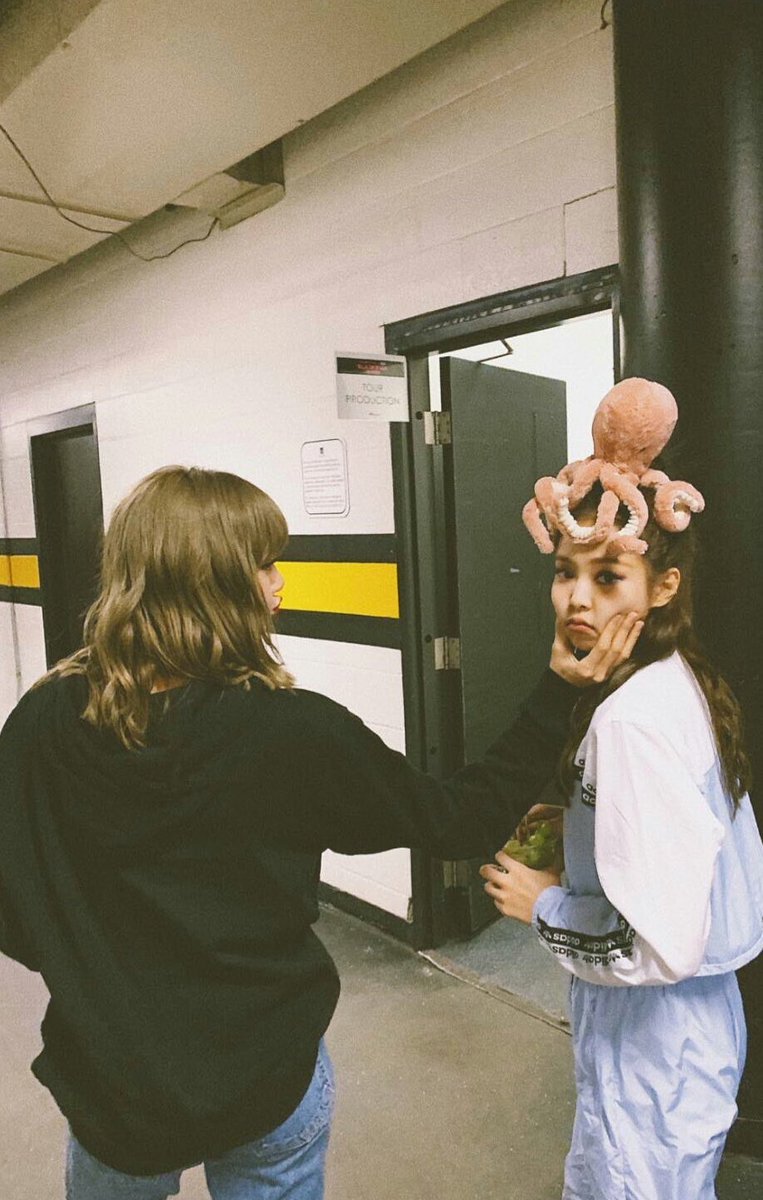 lalisamyflower's tweet photo. Thanks to her unconditional sisters Jisoo, Jennie and Rosé for #AlwaysStayWithLalisa. Thank you girls for making her feel at home, safe and loved all the time. Thank you babies for teaching her things that will help her grow as a person, woman and artist. Thank you sm BLACKPINK♥ https://t.co/MtDu9sHmpJ
