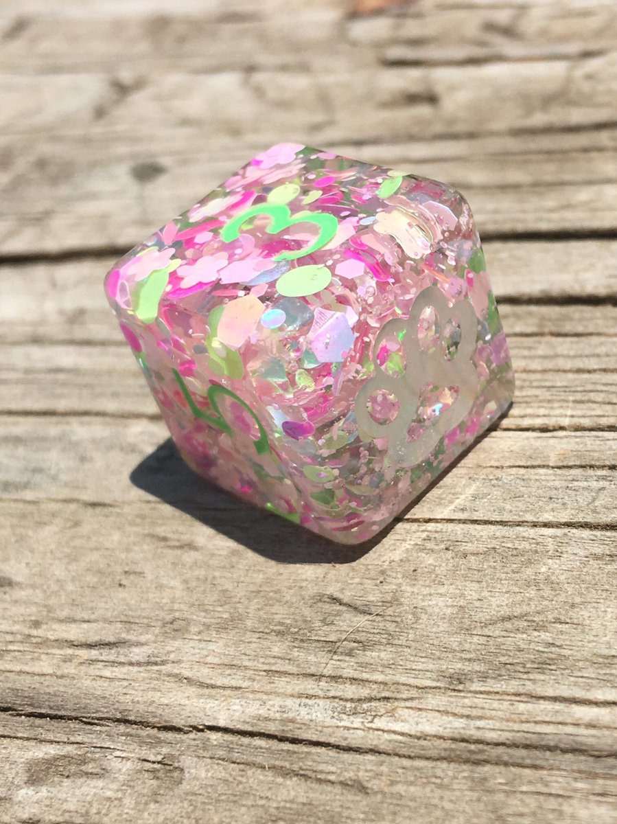 NaevisOddities's tweet photo. New limited availability on my website! Can definitely tell itβs spring with all the rain weβve had! https://t.co/vWkuzFOA8k #dnd5e #dnddice #handmadedice #springtheme #pasteldice #dicemaker #dnd #naevisoddities https://t.co/LdOdSgAp6Q