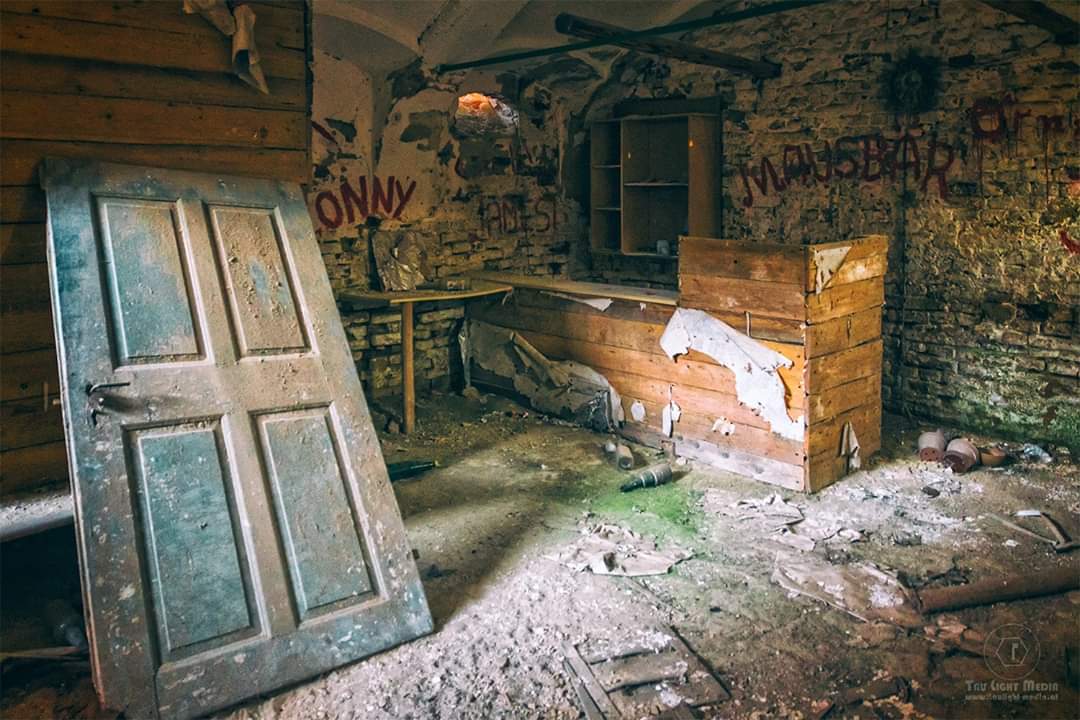 Discotime #taulightmedia #austria #nikonphotography #nikond850 #tamron2470g2 #photography #explore #lostplaces #lostplacesphotography #abandoned #abandonedplaces #abandonedhouse #decay #urbandecay #urbex #forgottenplaces #modern_ruins #verlassenehäuser #vergesseneorte #ruins