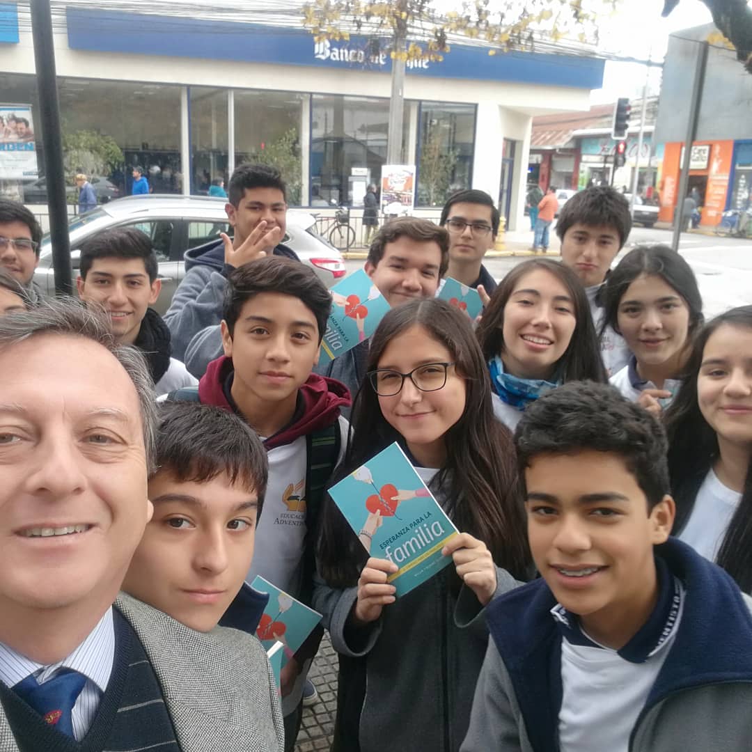 aaronmenares's tweet photo. AAA del Colegio Adventista de #Molina en el #DiasinFumar repartiendo el libro #EsperanzaparalaFamilia https://t.co/YvBtkEKvzE