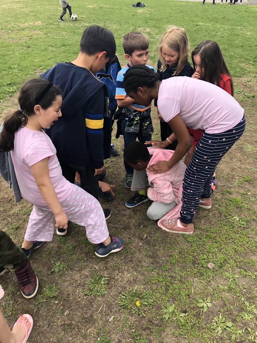 MissWallace19's tweet photo. Why do a kindness project? To build connections like these! Our Grade 3’s (and a few others) organized their own game to play altogether outside at recess. They were sure to include anyone who wanted to play and decided fairly on the rules. #GKP19 #PROUD https://t.co/v6XX8eN5yy