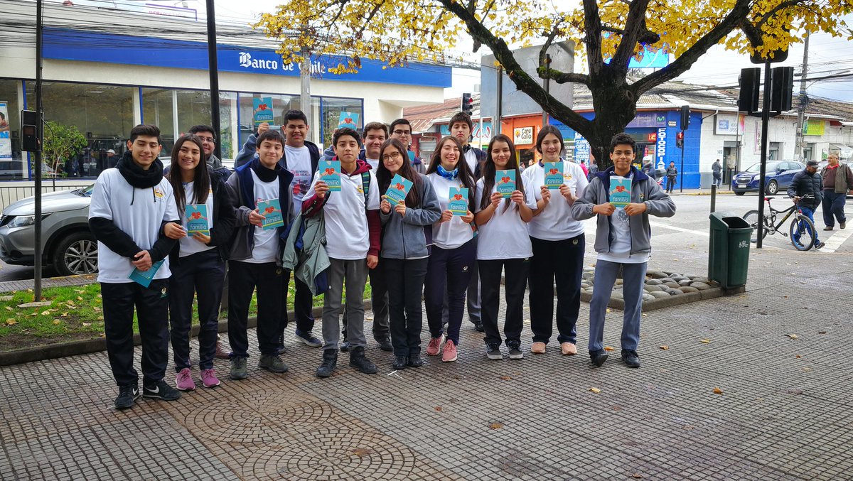 aaronmenares's tweet photo. AAA del Colegio Adventista de #Molina en el #DiasinFumar repartiendo el libro #EsperanzaparalaFamilia https://t.co/YvBtkEKvzE