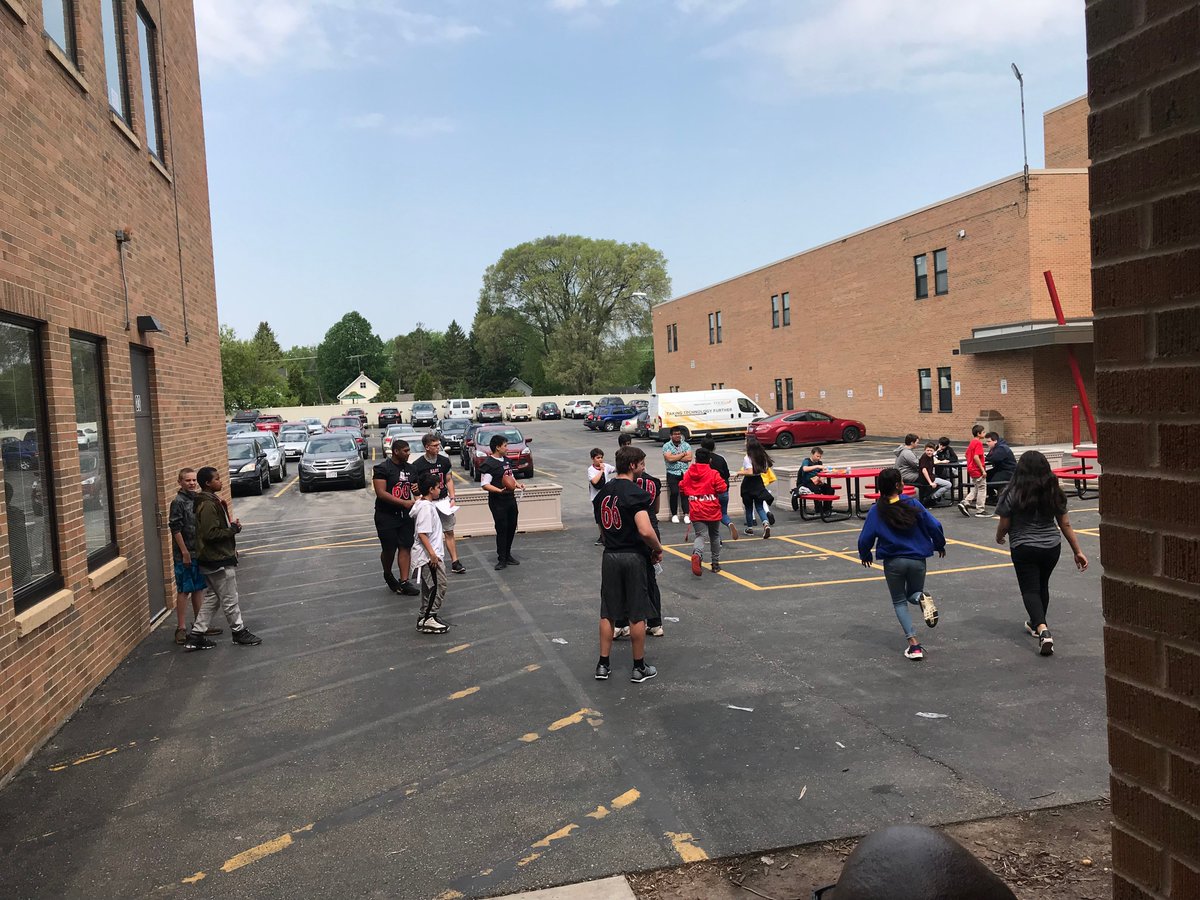 Awesome to see our current Red Devils here at <a href="/GBWashingtonMS/">GB Washington Middle</a> to drum up interest in next years 7th/8th grade Heat Football Team. #Committment starts down in the youth levels, and we are building for a great future. #OneRedDevil