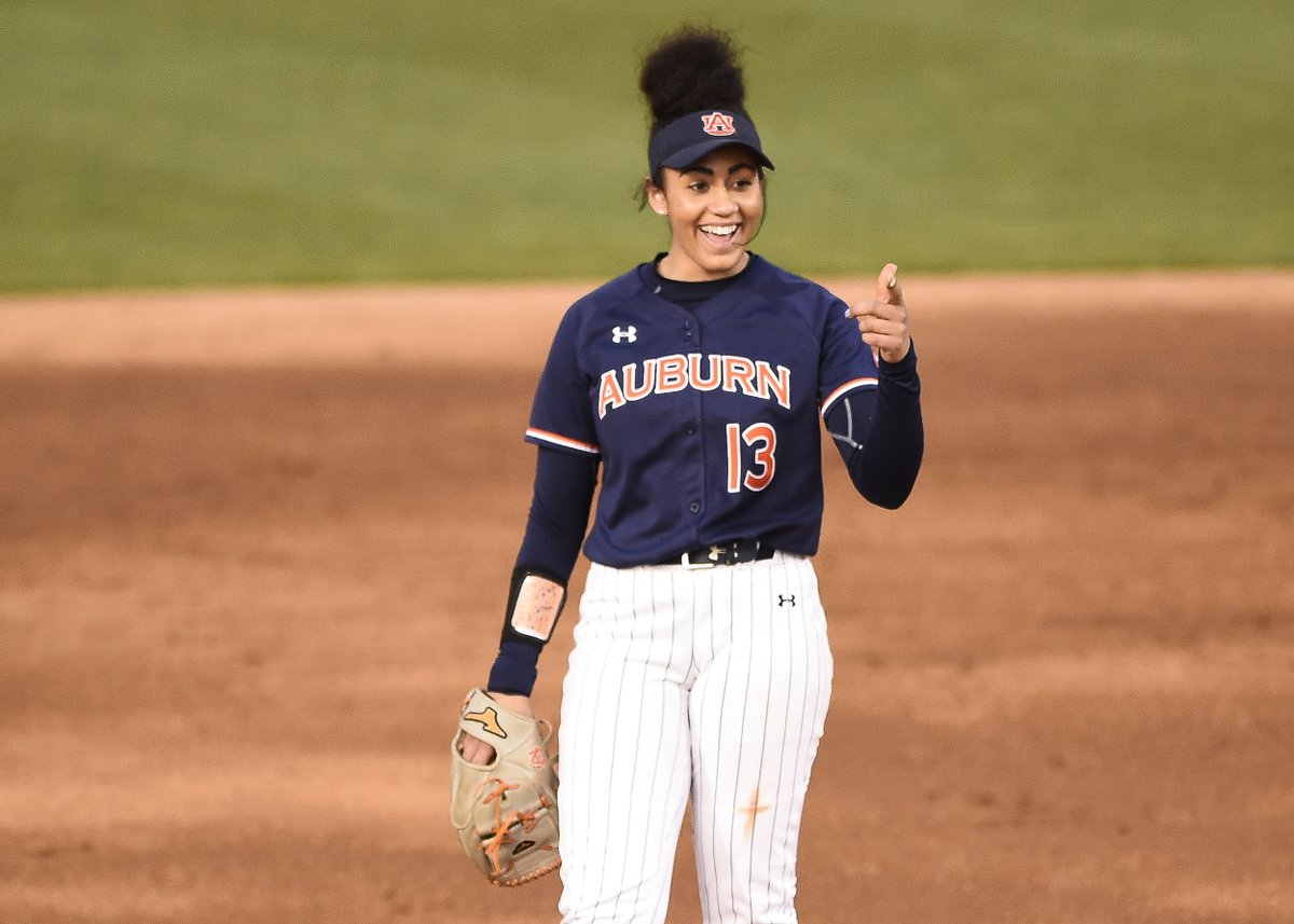AuburnSoftball's tweet photo. We have so many reasons to flash a smile each day, that there's a "day" set aside for it. #NationalSmileDay 😃

#WarEagle https://t.co/KiD2QxmvgD