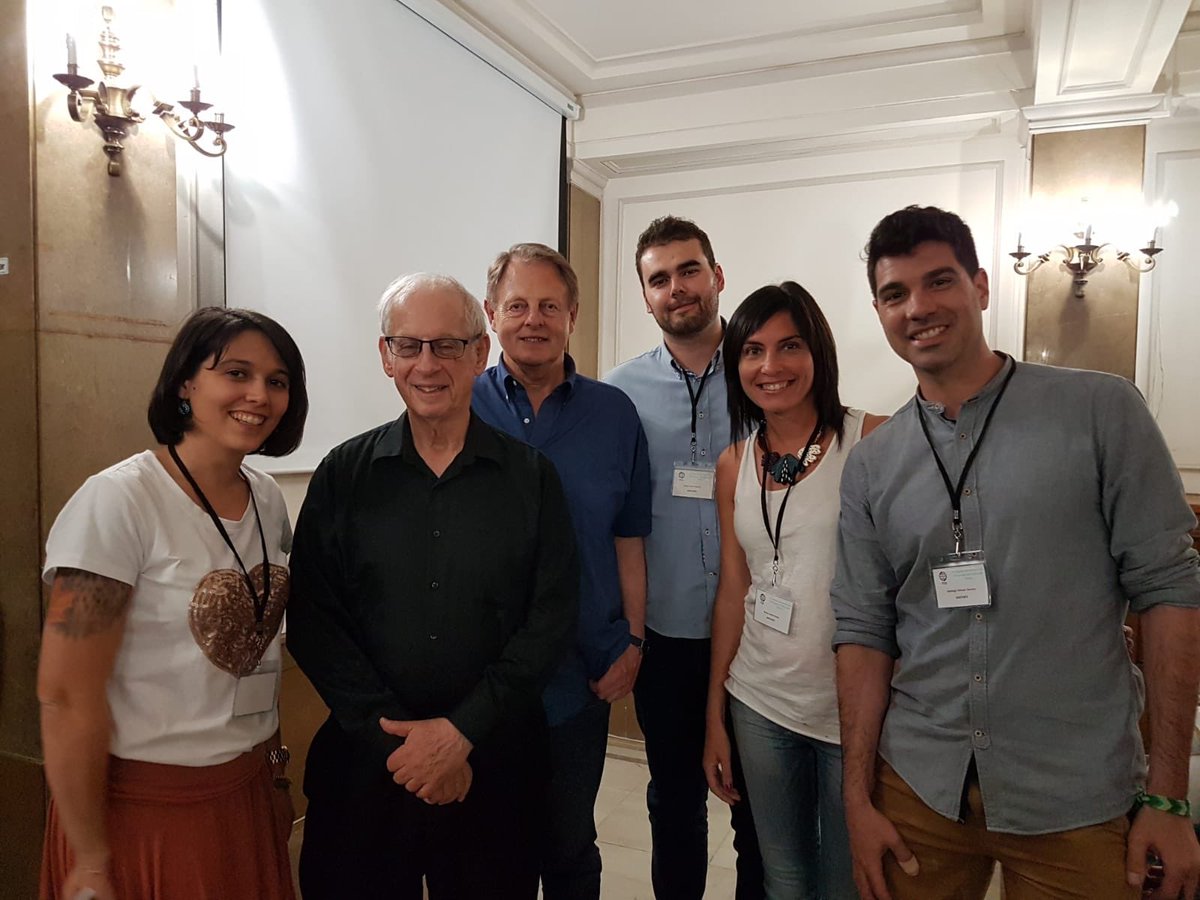 <a href="/dgafprofesorado/">F. Prof. Aragón</a> CARLEE en Congreso Internacional de Bilingüismo en #Madrid con Dr. Krashen <a href="/skrashen/">Stephen Krashen</a> y Dr. Cummins, referentes en la adquisición de lenguas extranjeras. Una fuente de conocimiento e inspiración para nuestro equipo <a href="/dgalextranjeras/">L.Extranjeras ARAGON</a> <a href="/tomasguajardo/">Tomas Guajardo</a> <a href="/MaytePerez2/">Mayte Pérez</a>