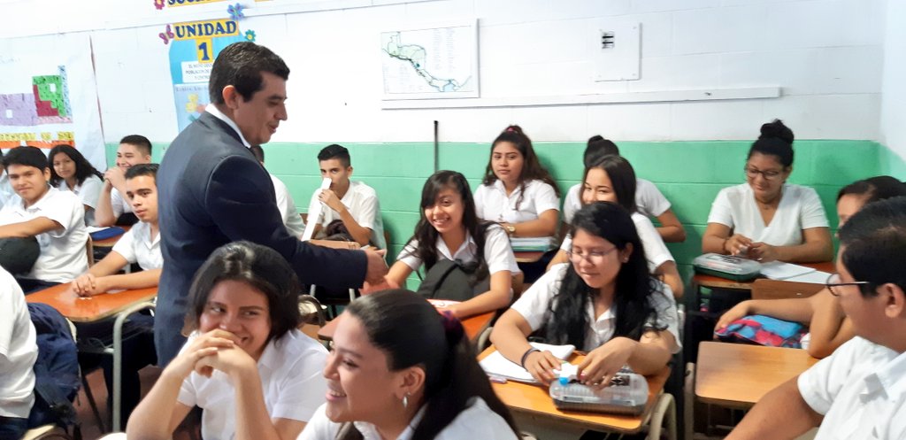 CastanedaMined's tweet photo. "Nos vamos con la frente en alto (...) Hoy todos los niños, niñas y adolescentes tienen su paquete escolar,  alimentación, vaso de leche y la gratuidad desde parvularia hasta educación superior" @sanchezceren @alfabetiza @gpfmln @FMLNoficial @UNESCO_es https://t.co/XhiSkz6H3l