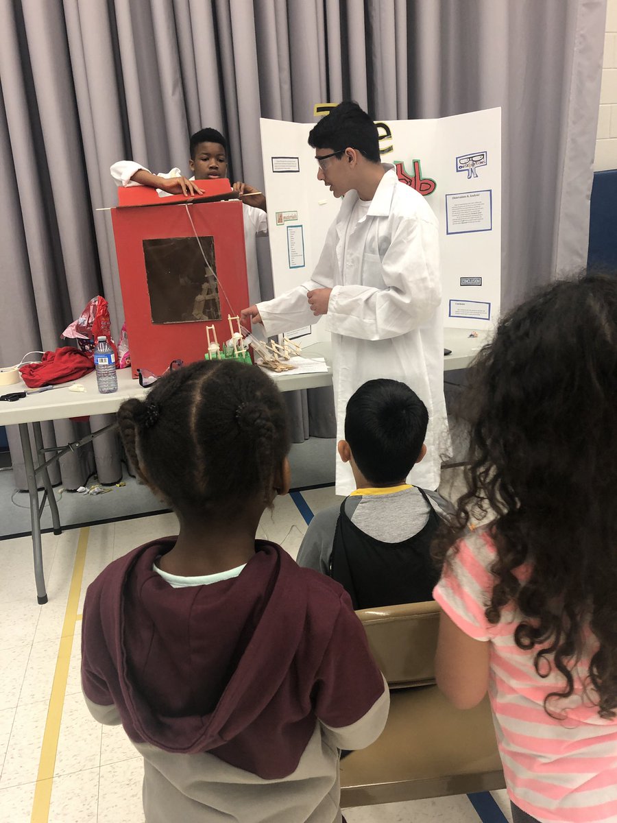 Kinder_102's tweet photo. Lots of fun learning today during the Science Fair. Thank you to the intermediate students for showing us some cool stuff! @AngelaMericiDP https://t.co/dhBwF0bsoL