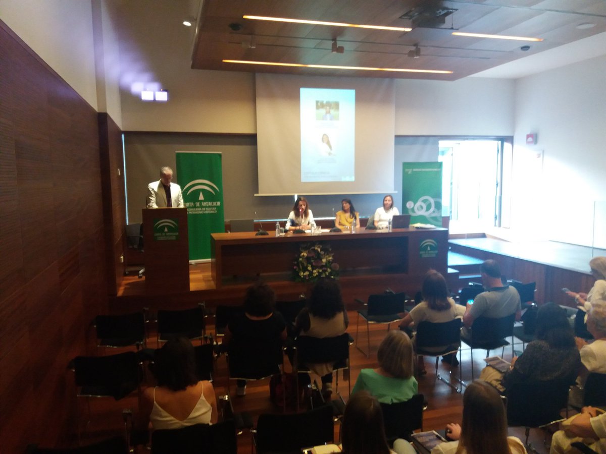 @cepmalaga@ jmcriado Inmaculada Carmona abre el CEPTALK CIENCIA resaltando el papel de la mujer y  presentando a Marta García y Soledad Díaz