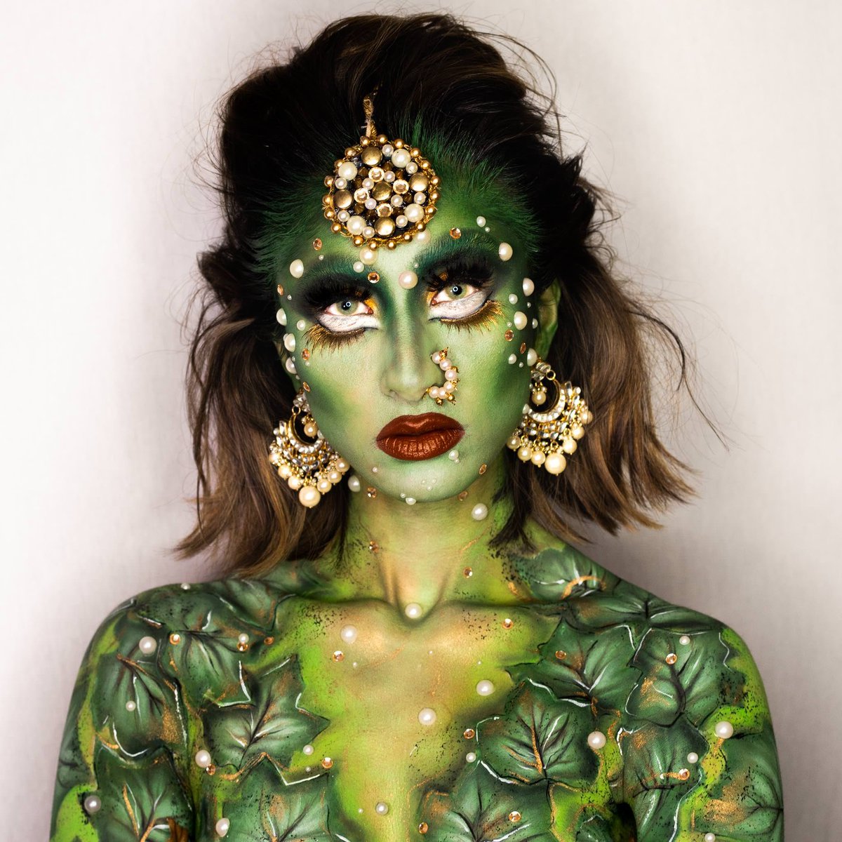 RupsAshan's tweet photo. m.o.t.h.e.r  e.a.r.t.h. 🍃 
With this look, I wanted to create a mystical, fantasy-like character. I kept it kind of monochrome, concentrating on creating dimension with highlight and shading.
Used mostly @NYXCosmetics_UK and @MehronUK products! See my Instagram for full deets! https://t.co/MWAaBfzWQs