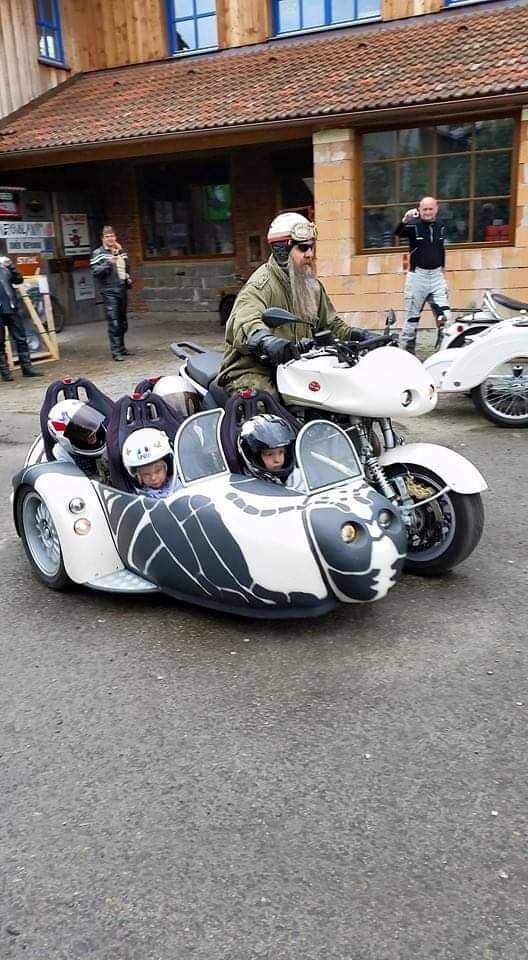 fredergirard's tweet photo. Excellent, 5 casques à entretenir avec Cleancasc ! #casquepropre #cleancasc #frenchfab #frenchtech #mif #famillenombreuse #sidecar #entretiencasque #papamotard #usecondoms #moto #barberside #motards #motardes #casque #nettoyagealozone https://t.co/5jXDJSjXt0