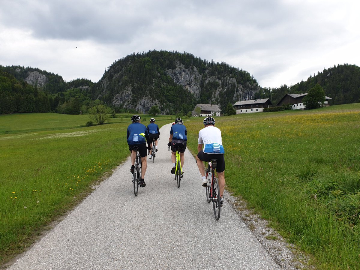 Fietsen4Fietsen's tweet photo. Vanmorgen frisse start Salzburg-Krakau met effe 120 km naar Aigen in... nogwat. Met twee klimmetjes om te wennen. https://t.co/UFXl9Wec4q