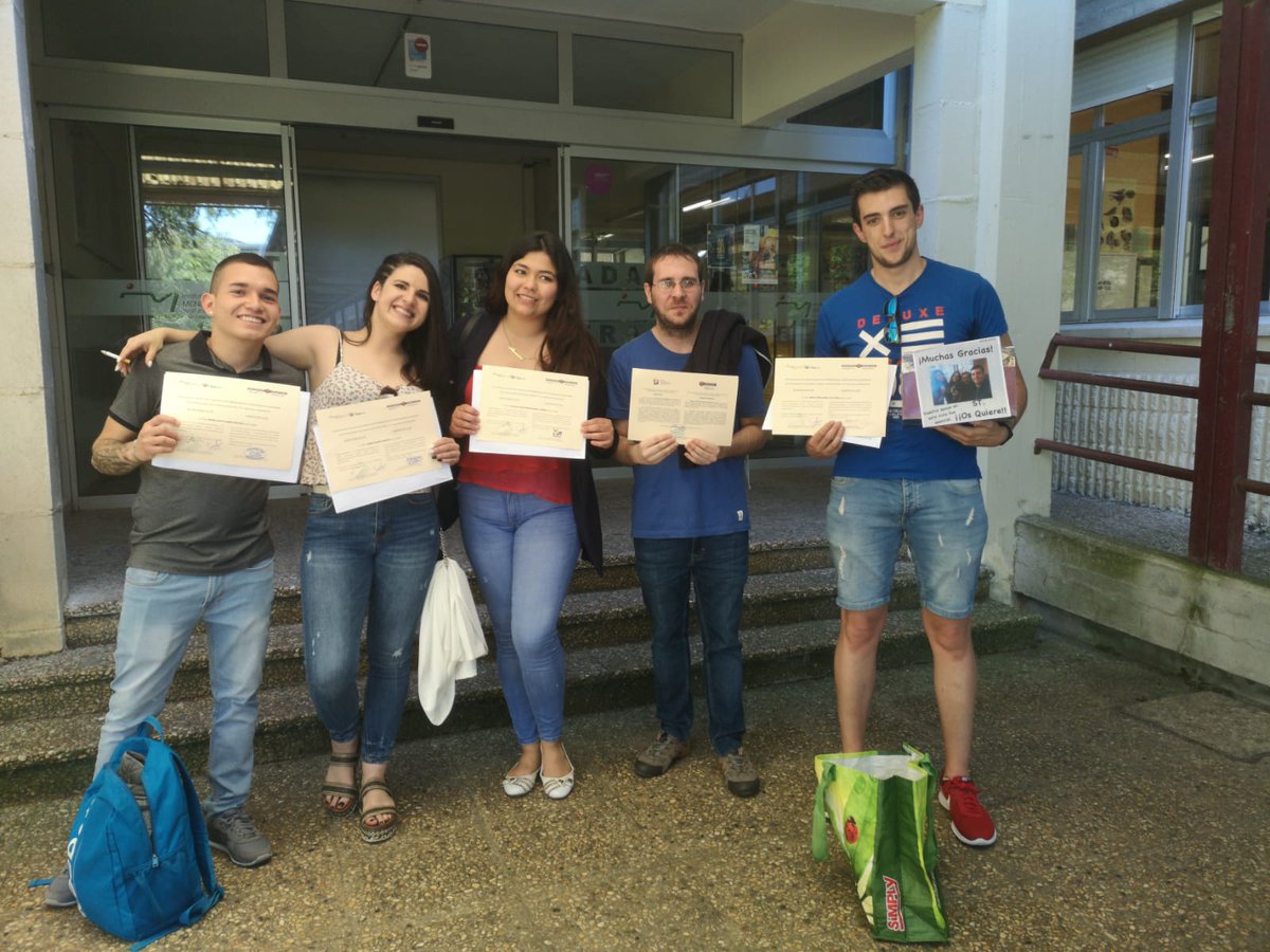 a_cuesta12's tweet photo. Esta mañana con la graduación en @MendizabalaFP hemos puesto punto final a este duro curso de ST y ahora empieza el disfrute gracias al buen tiempo #Graduados #DeInAl #2ST3 https://t.co/f6XrRkNHzz