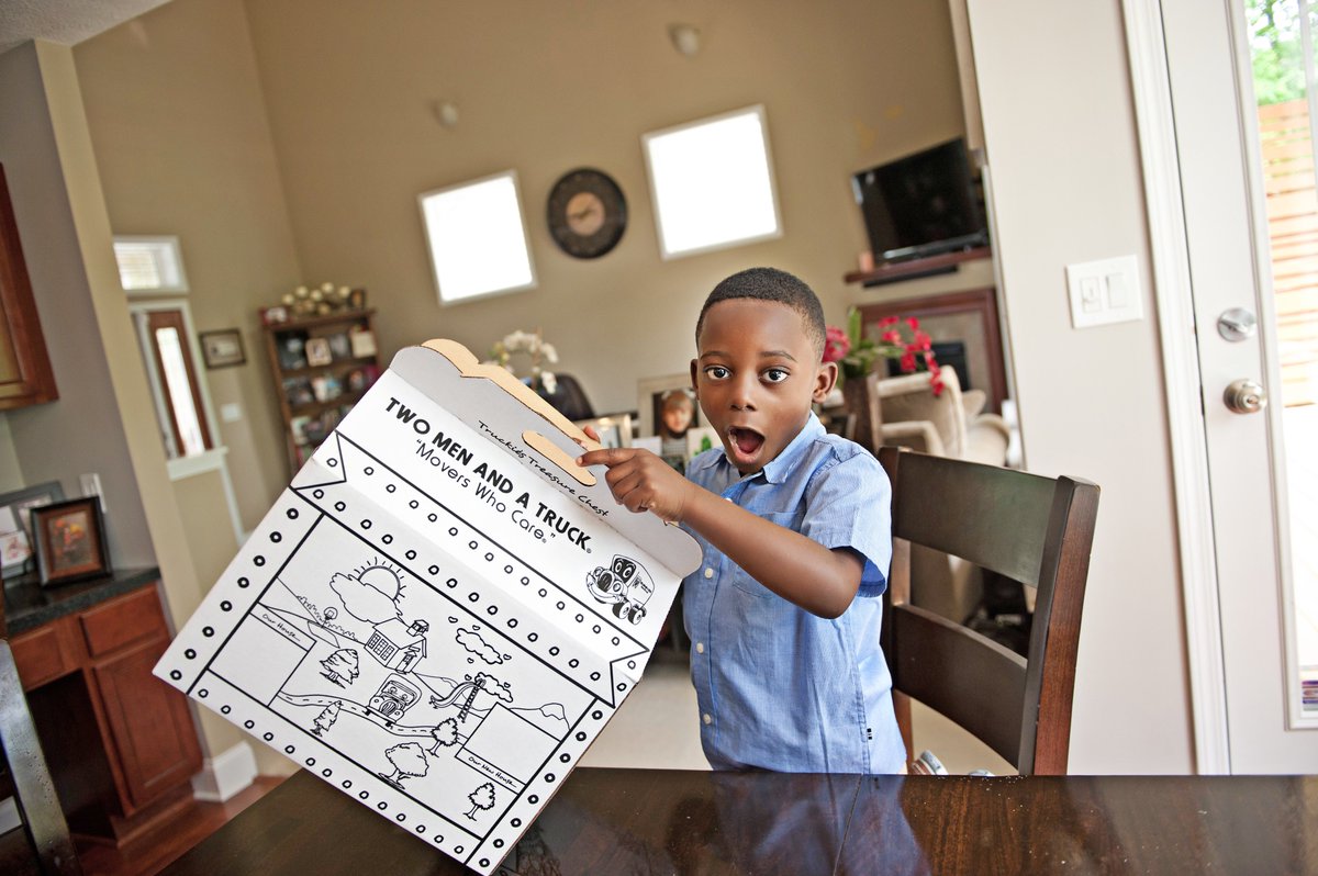 TwoMenCanada's tweet image. Instead of folding clothes, roll them all up to save lots of space!
.
#movetips