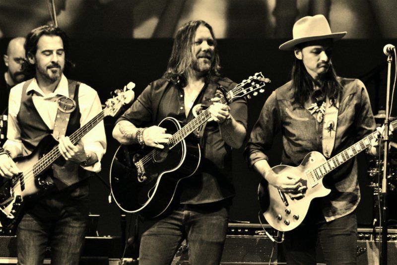 The Allman Betts Band has a new single, "Shinin'", that you can check out on our website along with a video of "All Night" from their forthcoming album "Down To The River".   gratefulmusicllc.com/2019/05/31/479…