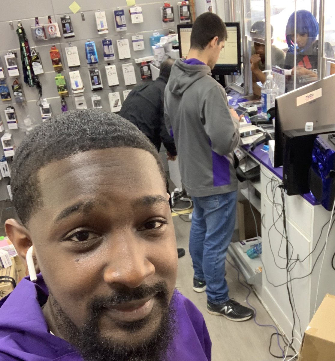 Jgoodma7's tweet photo. So many different devices going out the door right now, that I don't want to waste your time reading them lol. Customers love @MetroByTMobile ! #GLRpride #BoldNorth #TeamWI #GiantsOfWI #PurleLIFE #MetroByTMobile https://t.co/1d6mi3aGjG