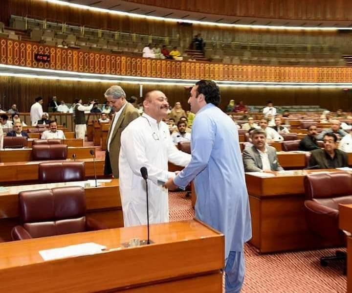 PppZahid's tweet photo. اسمبلی میں میرے چیئرمین شہزادہ بلاول بھٹو زرداری صاحب کا مائیک بند کردیا گیا ان کو بات کرنے نہیں دیگی ڈرتے کیوں ہیں تبدیلی والے محترمہ شہید اور مردہ حور کے بیٹےسے کیونکہ میرا چیئرمین حق اور سچ بولے گا وہ سن نے کی طاقت نہیں ان میں
#GoselectedpmGo
#PuppetGovt @ImranKhanPTI https://t.co/PObaVYXGwb