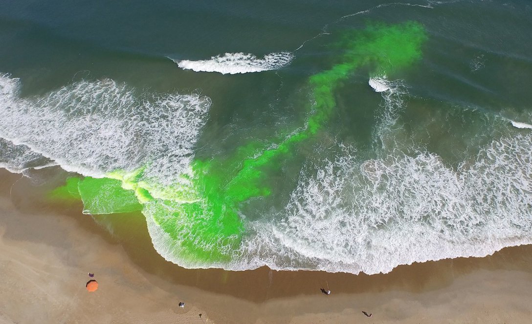 DareCountyEM's tweet photo. Here's an aerial image of a rip current on the #obx - You can see how the current pulled the dye out from shore. Always take a float into the ocean with you. If caught in a rip, swim parallel. If you get tired, float, don't fight! #LoveTheBeachRespectTheOcean #outerbanks https://t.co/ADCezmIB0P