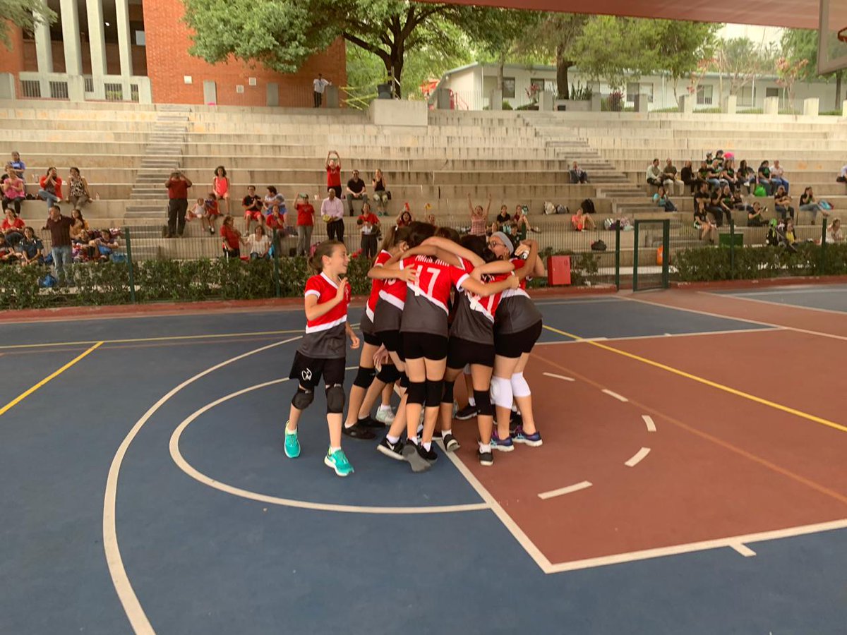 InstitutoMater's tweet photo. ¡Arriba campeonas! 
Nuestro equipo de Voleybol femenil, integrado por alumnas de Primaria, logró posicionarse en el 3er. lugar luego de jugar la final de la liga Limón, siendo este el primer torneo donde participan.
#MaterSoy
#WeAreSacredHeart https://t.co/4jq5ussCq1