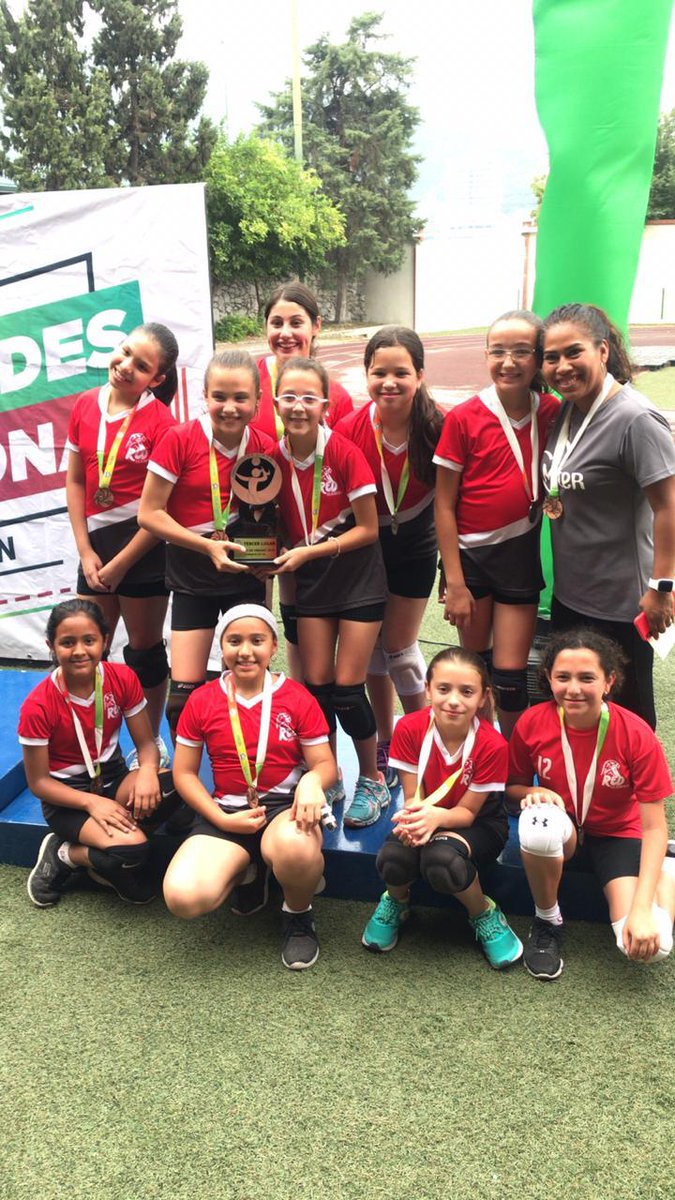 InstitutoMater's tweet photo. ¡Arriba campeonas! 
Nuestro equipo de Voleybol femenil, integrado por alumnas de Primaria, logró posicionarse en el 3er. lugar luego de jugar la final de la liga Limón, siendo este el primer torneo donde participan.
#MaterSoy
#WeAreSacredHeart https://t.co/4jq5ussCq1