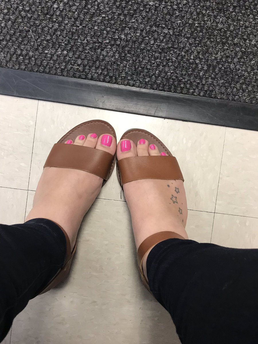 FootQueen10's tweet photo. Waiting at the pharmacy. Who’s going to keep me happy by blowing up my Venmo and cash app? #paypigs #findom #femdom #feet #footfetish @rt_feet https://t.co/DaGUFgQ0dc