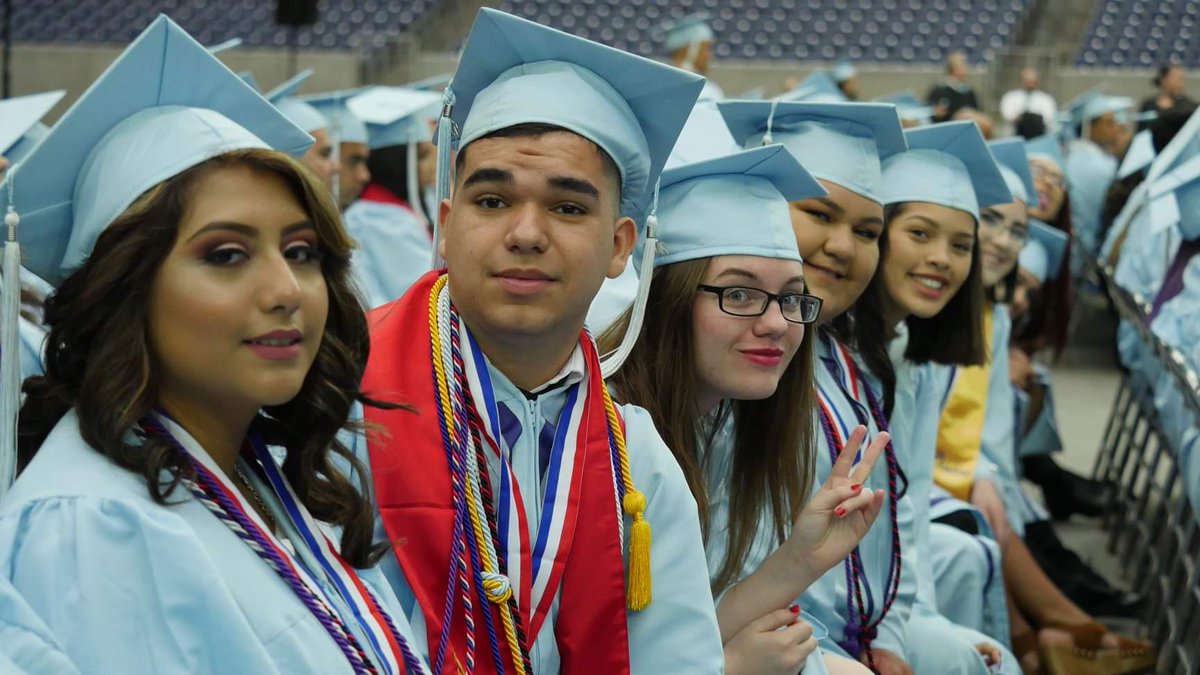 srhsco18's tweet photo. 1 year ago today 🎓 https://t.co/SObteXFqdl