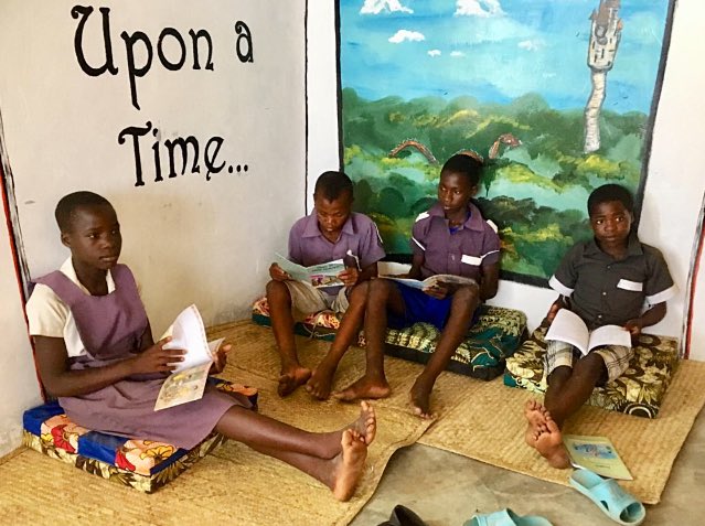 inspire_malawi's tweet photo. ‘A book is a gift you can open again and again.’ ~ G. Keillor.

Over 2000 books were donated to our library at Banda Hill School last year. 

#BMIS #SAIPS #Malawi #education #books 📚✨❤️@MalawiUNICEF @Literacy_Trust @Book_Aid https://t.co/wszI8MLyeb