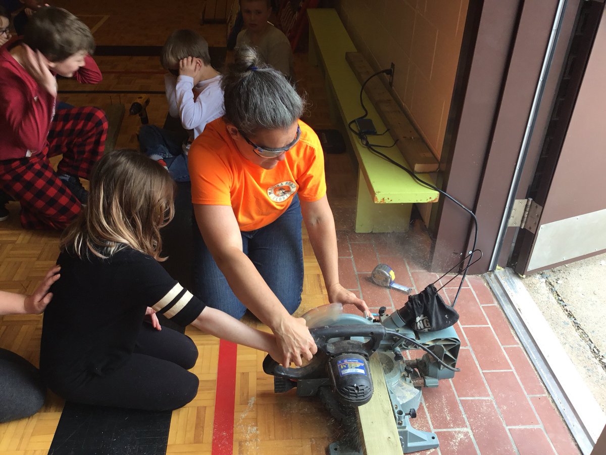 FdsLeary's tweet photo. Grade 3s are starting to build the garden boxes for FDS. #determinationliveshere #schoolgarden @FDSPrincipal  @avrceprograms https://t.co/oIWDbiHQn2