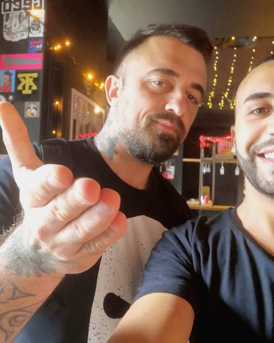BurgerJointIt's tweet photo. Oggi che onore qui da Tommi's a Roma,🤩 ci è venuto a trovare il nostro caro Amico Chef Rubio  🔥🇺🇸🍔🍟🍻 👨‍��‍👦

#tommis #burger #burgerjoint #rome #roma #italy #milkshake #americanburger #hamburger #veggie #veggieburger #eatinrome #food #burgerbar #chefrubio https://t.co/FTckPpYsbL