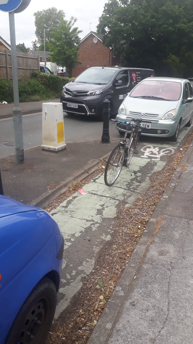 steve_morini's tweet image. Designated cycle route unusable, in spite  of @BracknellForest best intentions! #cycleuk #RoadSafety #roadsareforall