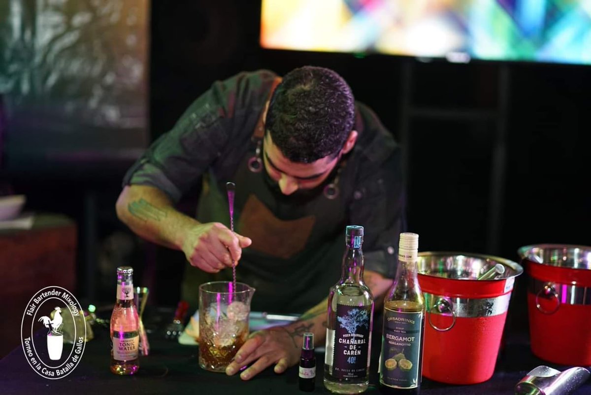 Fevertree_cl's tweet image. &quot;Chilepicante&quot; es el nombre del trago sin alcohol con el que Nicolás Parra, bartender de Boca Cielo, obtuvo el tercer lugar en la VI versión del torneo en la Casa de Gallos. Una de las protagonistas, ¡nuestra Fever-Tree Aromatic Tonic!

Visítanos: aquavitae.cl/fever_tree