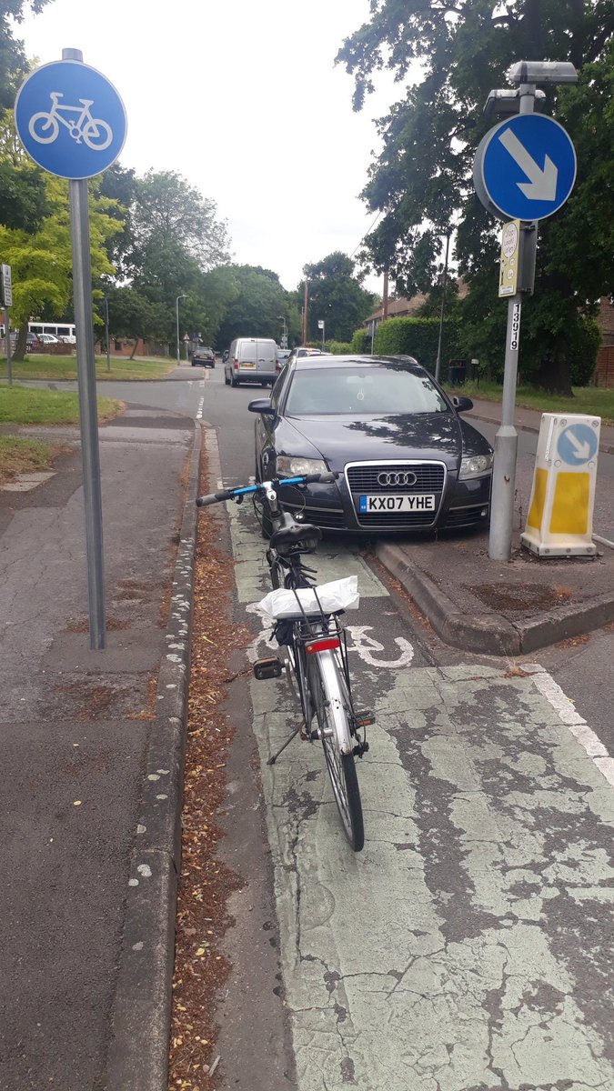 steve_morini's tweet image. Designated cycle route unusable, in spite  of @BracknellForest best intentions! #cycleuk #RoadSafety #roadsareforall