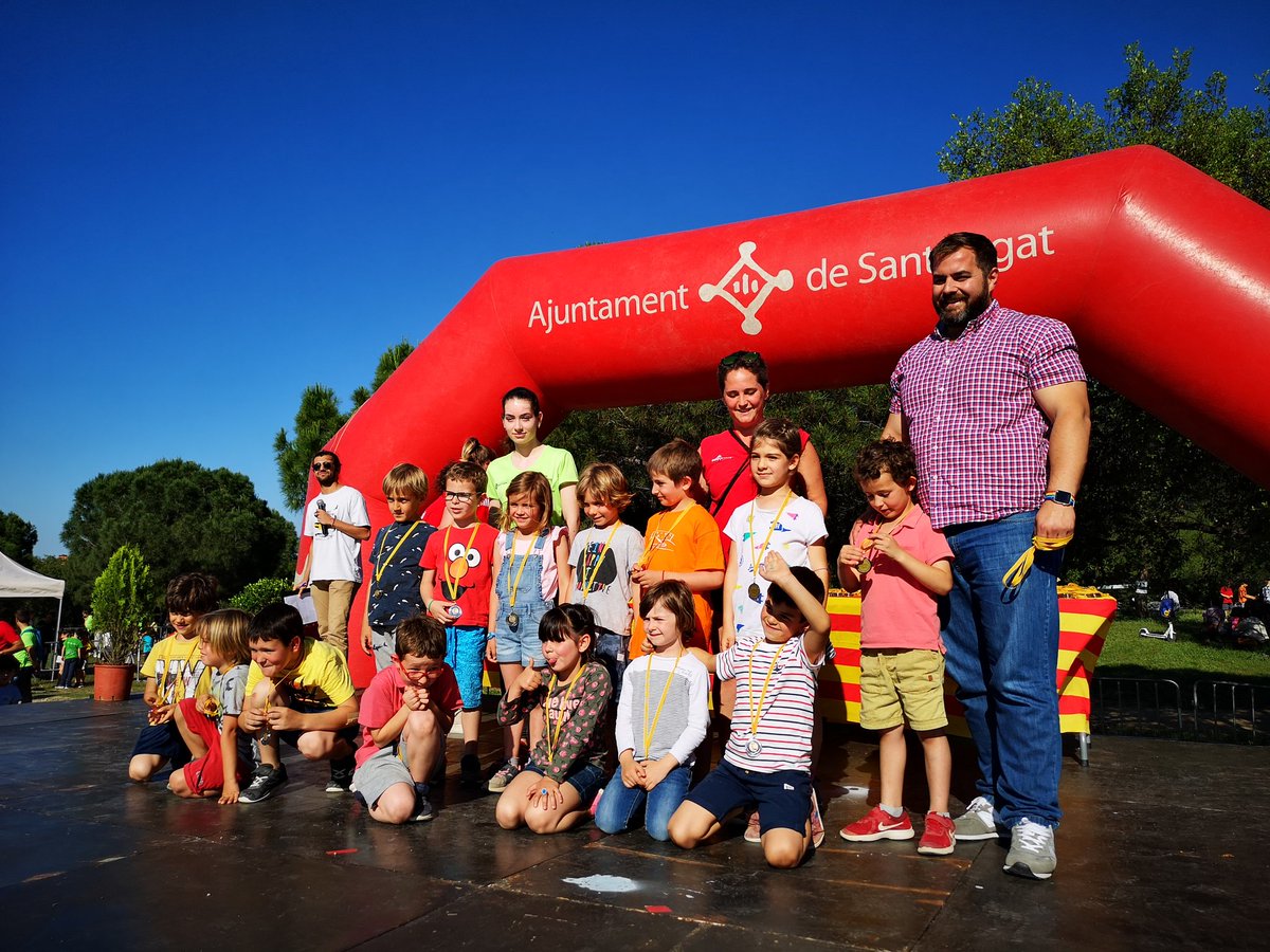 ajsantcugat's tweet photo. Magnífic ambient en la celebració de la 38 Festa de Cloenda dels Jocs Esportius Escolars celebrada avui al Parc de l'Arborètum i la pl. Victòria dels Àngels. S'han lliurat trofeus i medalles als 3.191 nens i nenes de les escoles que enguany han participat en els JEE #SantCugat https://t.co/1dwbTgnzyX