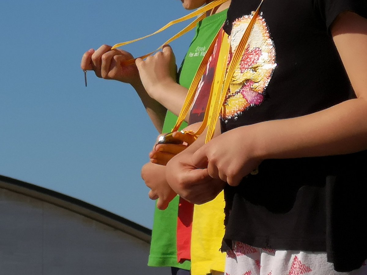 ajsantcugat's tweet photo. Magnífic ambient en la celebració de la 38 Festa de Cloenda dels Jocs Esportius Escolars celebrada avui al Parc de l'Arborètum i la pl. Victòria dels Àngels. S'han lliurat trofeus i medalles als 3.191 nens i nenes de les escoles que enguany han participat en els JEE #SantCugat https://t.co/1dwbTgnzyX