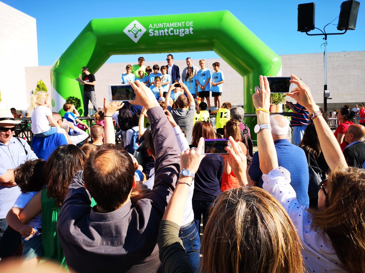 ajsantcugat's tweet photo. Magnífic ambient en la celebració de la 38 Festa de Cloenda dels Jocs Esportius Escolars celebrada avui al Parc de l'Arborètum i la pl. Victòria dels Àngels. S'han lliurat trofeus i medalles als 3.191 nens i nenes de les escoles que enguany han participat en els JEE #SantCugat https://t.co/1dwbTgnzyX