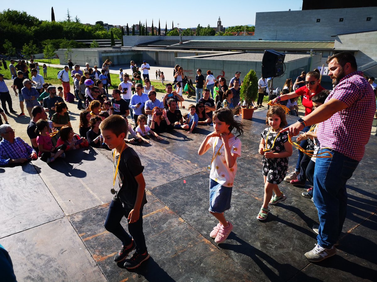 ajsantcugat's tweet photo. Magnífic ambient en la celebració de la 38 Festa de Cloenda dels Jocs Esportius Escolars celebrada avui al Parc de l'Arborètum i la pl. Victòria dels Àngels. S'han lliurat trofeus i medalles als 3.191 nens i nenes de les escoles que enguany han participat en els JEE #SantCugat https://t.co/1dwbTgnzyX