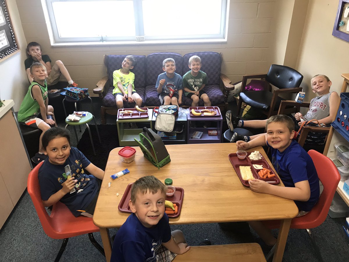 Good Times with @mrsgloe2ndgrade boys for lunch! <a href="/PCSD_LN/">Lannoye Elementary</a> #raiderstong