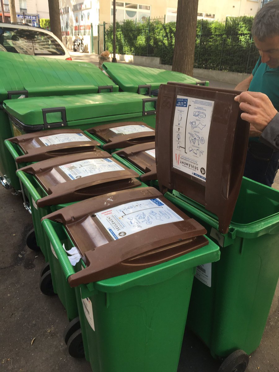 PaulSimondon's tweet photo. 🥗🍎🥒♻️ Dans les 2e et 12e arrondissements, et dans le 19e dès septembre, les immeubles ont une poubelle spéciale pour trier les déchets alimentaires ! Ils ne sont pas incinérés mais envoyés en centre de méthanisation pour donner du biogaz et du fertilisant pour l’agriculture. https://t.co/4sIfEQs8dZ