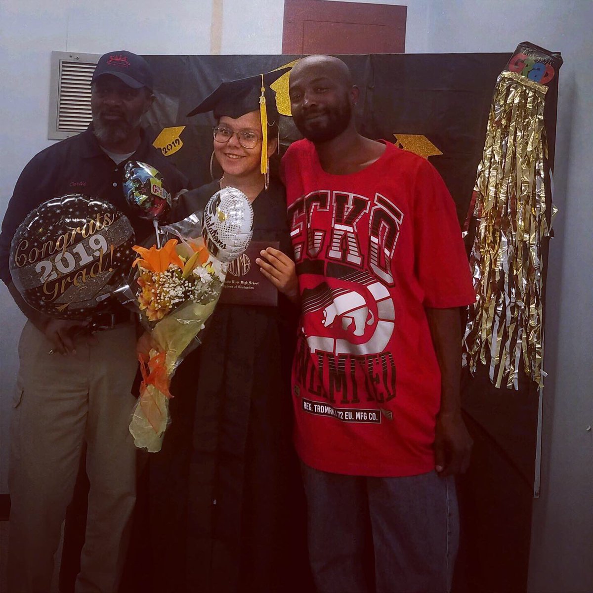 LucerneU's tweet photo. Here are some photos from last night’s Mountain View Graduation ceremony. Congratulations grads! #mountainviewhigh #lucernevalley #fantasticaccomplishment #sanbernardinocounty https://t.co/PeCyqeM8tv