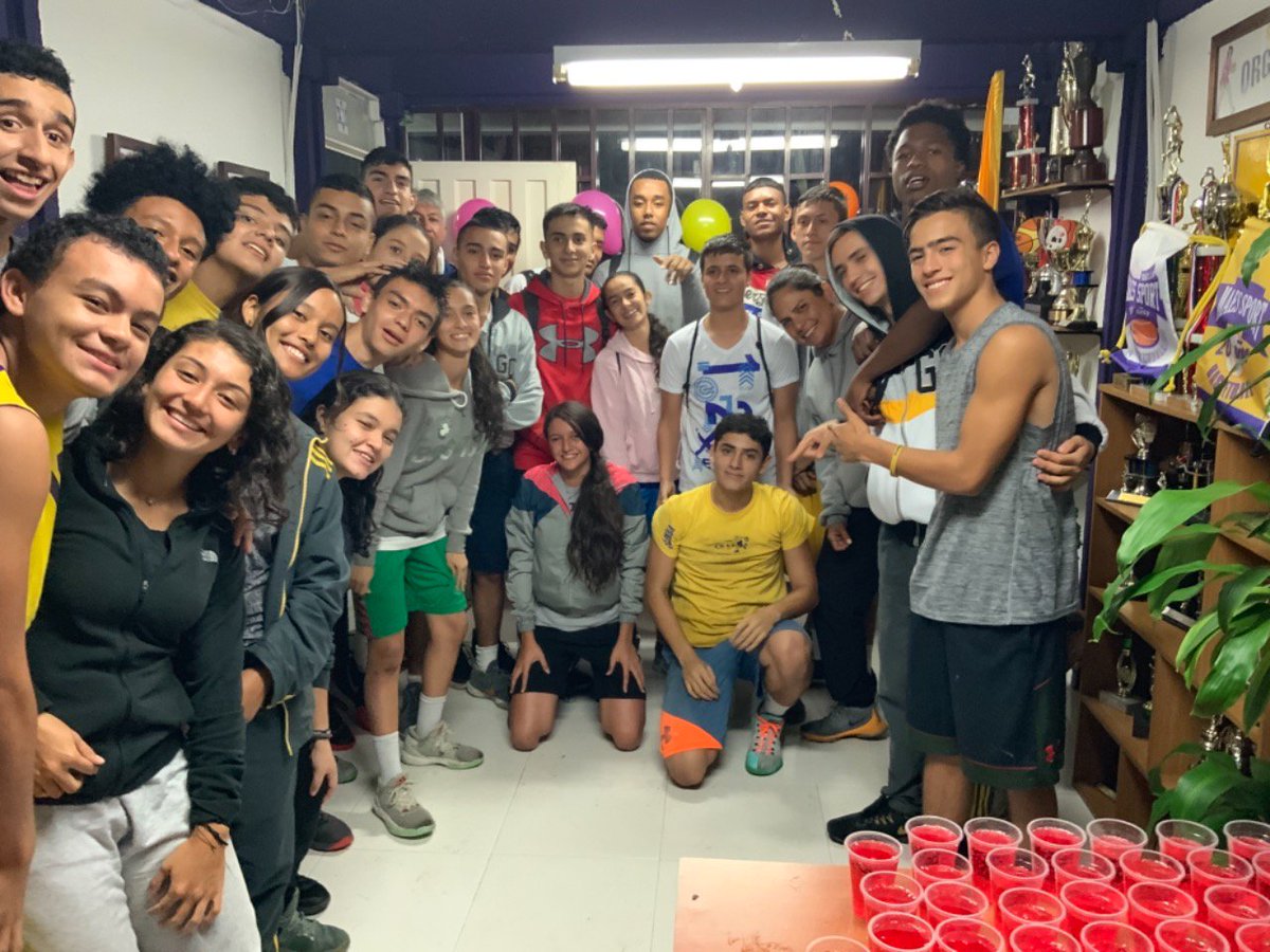 MAESSPORT's tweet photo. Querido Nicholas Carmona (Gringo) este es un momento especial para ti ya que emprenderás una nueva etapa en tu vida y es nuestro más sincero deseo que el éxito de la felicidad te acompañen, un gran abrazo de tu la FAMILIA MAES, y recuerda siempre orgullo y corazón. 🏀💜💛 https://t.co/aFH8Pcnuvw