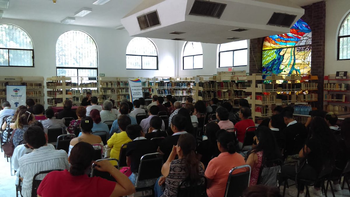 Cultura_TRC's tweet image. #AlMomento El escritor Gerardo Monroy imparte la conferencia, "Hojas de Hierba en Voz Baja", en homenaje a los icónicos escritores Walt Whitman y Amado Nervo📖✒️.

Desde la Biblioteca José García de Letona, con presencia de estudiantes del #ICEP Torreón.