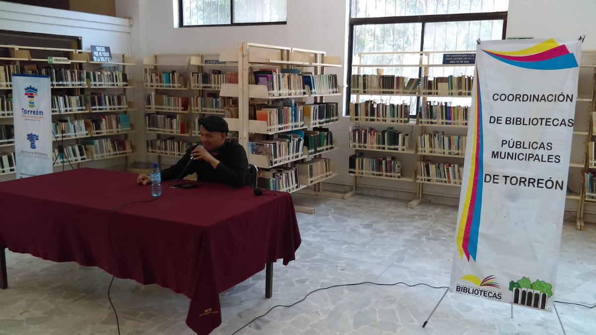 Cultura_TRC's tweet image. #AlMomento El escritor Gerardo Monroy imparte la conferencia, "Hojas de Hierba en Voz Baja", en homenaje a los icónicos escritores Walt Whitman y Amado Nervo📖✒️.

Desde la Biblioteca José García de Letona, con presencia de estudiantes del #ICEP Torreón.