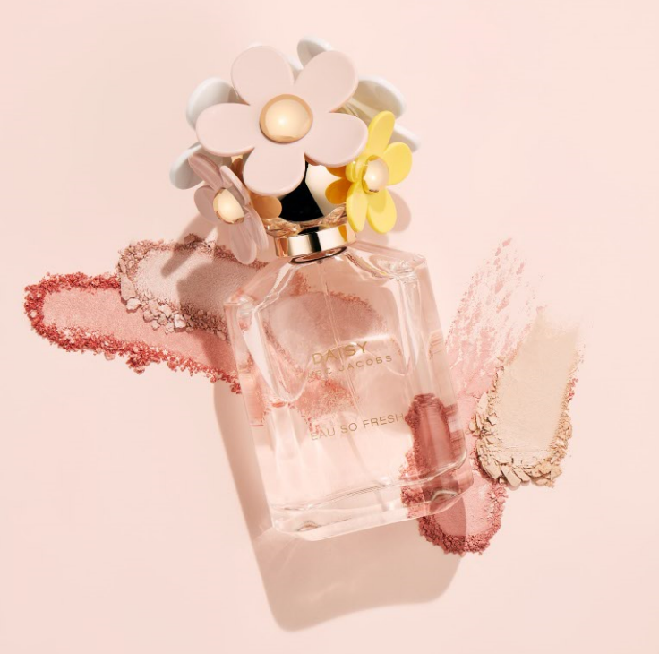 Summer fragrances by @MarcJacobs - is there anything that can make you feel so instantly different in just a spritz? 😍 

Shop your favourite: socsi.in/hAL4u